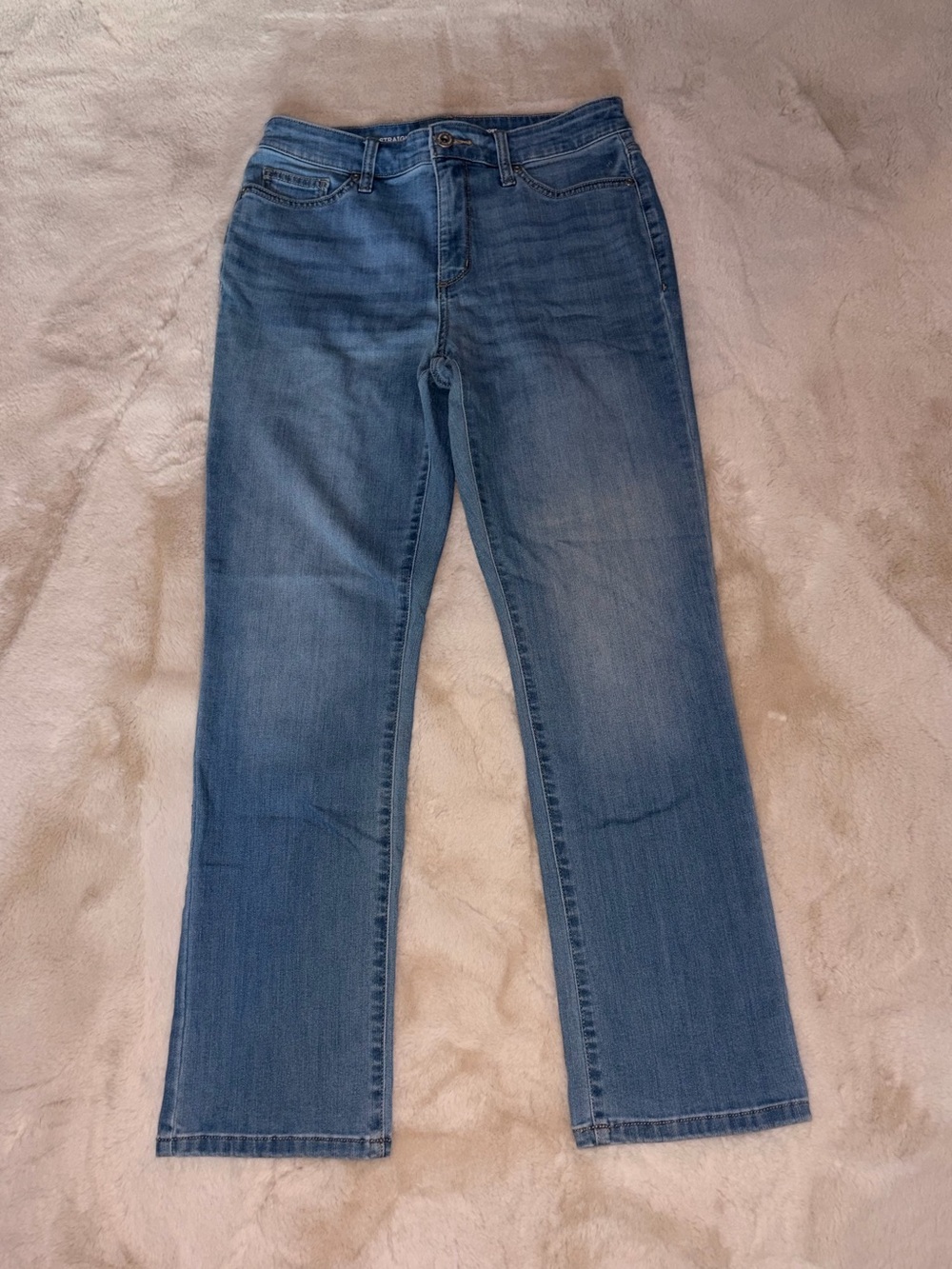 St. John’s Bay Straight Leg Jeans Women’s Size 8 Short Light Wash Stretch Denim